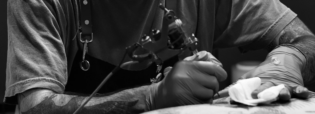tristen-schwanz-tattooing