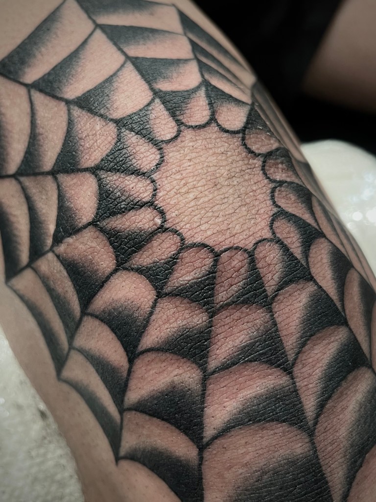 american-traditional-spiderweb-knee-tattoo